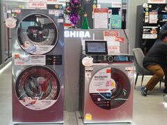 アイコンサイアムの家電売り場を見る。東芝の製品だが、もちろん日本で販売しているのとは違う。
2階建ての洗濯機は下が洗濯から乾燥まで、上が優しく洗う専用。
海外の家電売り場はすごく面白い。