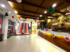 Bay Walk Residence

01月02日（火）　　19:40

ホテルで一休みの後、予約済み（20:00）のスカイバーへ行こうとソンテウに乗るためにセカンドロードへ

3km足らずなので20分みておけば大丈夫と思ったのですが、セカンドロードが渋滞で30分以上かかってしまって大慌て・・・（THB 50/1人）

夕方の移動は余裕をみたほうがいいですネ！！

