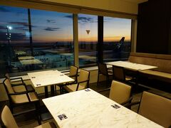 朝焼けが大きいガラスに映えて、素敵のひとこと