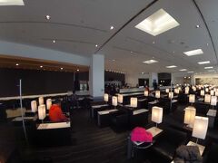 今回の出発は、旅行記「2020年2月 イスタンブール空港でモロッコまでの長い乗継時間をトルコ航空ラウンジの個室で過した」( https://4travel.jp/travelogue/11739528 )以来、以前と同じ成田国際空港 第1ターミナル 南ウイング。
又しても、トルコ航空チェックインカウンター第1ターミナル Aカウンターで搭乗手続きを済ませ、保安検査はファストパスを利用出来た。
その後出国手続きを経てANAラウンジを利用した。(ユナイテッドクラブラウンジは08:45からオープンなので、)
流石に早朝なのか利用者は少なかった