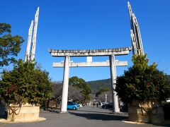 ①橘神社
巨大な門松で有名な雲仙市千々石（ちぢわ）町にある橘神社から巡ります。