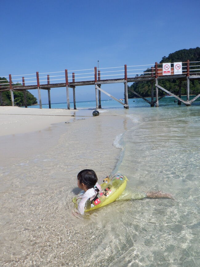 娘はやっぱり砂浜の方が楽しいみたい。