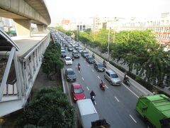 ここも見事な渋滞。皆さん果たして始業に間に合うのでしょうか？
徒歩で国鉄のウォンウェイヤイ駅を目指すのですが、これがBTSのウォンウェイヤイ駅からは結構離れています。日本でも同じ駅名を名乗りながら、意地悪なくらい離れている駅がありますが、異国だといっそう不安になってきます。