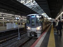 大阪駅０７：５３発、野洲行の新快速に乗車してスタートです