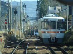 高山本線は岐阜から富山まで２２５．８ｋｍ、単線非電化の路線です、途中駅で列車交換です