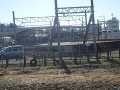 １１：４１，鵜沼駅に停車、目の前に名鉄新鵜沼駅が見える、昔は名鉄と線路をつなぎ名鉄特急も高山本線に乗り入れて富山へと走っていた、そんな時代もありました