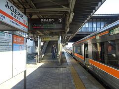 １１：５３，美濃太田駅に停車、この列車はこの先高山本線を離れて太多線に乗り入れて多治見駅へと行く、次の高山行の１２：３９発まで時間があるのでこのまま太多
線に乗ってみましょう