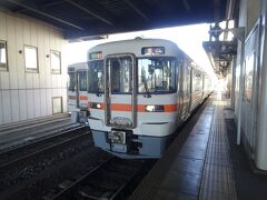 １２：３５、美濃太田駅に到着、向かいホームからすぐに、１２：３９発の高山行に乗り換えます