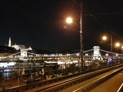 ライトアップされた鎖橋が美しい！
美しいブタペストの街が好き！