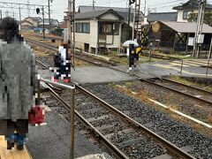 川跡駅で乗り換え
踏切を渡ります