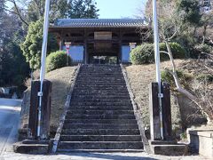 箭弓稲荷神社から車で20分弱（約７Km強）ほど走って、岩殿観音へ

源頼朝が坂東三十三観音霊場の制定に関わった際、頼朝が強い信頼を寄せた13人の側近の一人比企能員が治めるこの領地から十番札所として推挙したのがこの岩殿観音正法寺

開山から300年以上経ち、痛みのひどかったお堂を、頼朝の庇護のもと政子の守り本尊として、比企能員が復興させたことから、正法寺中興の祖とされています（正法寺HPから抜粋）


写真右手に駐車場があります