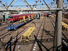  大江駅の留置線に停車する車両を横目に進んで行きます。