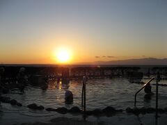写真撮ってないのですが元町浜の湯に浸かりました。
水着着用の混浴。いい湯加減でした
ご覧のような夕日も拝みながらの入浴、サイコーでした