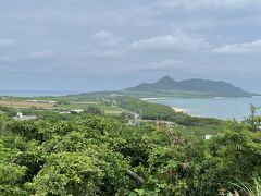 遠くに平久保半島の山。石垣島の一番細くなっている部分を境に、東が太平洋、西にうっすら東シナ海が見えます。雲多め..

バスは次に宮良川のヒルギ林を経てバスターミナルに戻ります。希望者はその手前、石垣空港で下車可能です。
