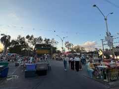 ラックムアンの近くは屋台が出ます。

グーグルマップで夕食を取れそうな店を探しますが、見事に開いてません。年末のせいでしょうか。
そんなわけで屋台で食事とします。
夕方になり人も増えてきました。
いい感じ。
