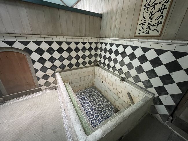 筋骨めぐり　昭和の銭湯<br /><br />湯船も見ることができる