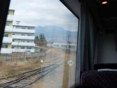 渋川を出ると上越線と別れて吾妻線へ入り、このころには空席ができて座ることができました。
車掌さんの立ち話によれば651系引退と150周年記念パスのおかげでかなり混んでいる方らしい。