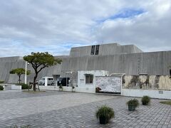 　これかな？おきみゅー。沖縄県立博物館・美術館。沖縄の城（グスク）をイメージして造られています。