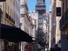 サンタ・ジュスタのエレベーター
カルモ通りにあるリフト（エレベーター）。通称「カルモのリフト」（Elevador do Carmo）。カルモ広場の登り坂で、バイシャ・ポンバリーナの通りとつなぐリフトは高さ45メートルあり鉄製です。