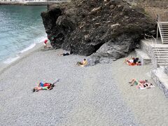 階段の途中から眺めた浜辺の風景。　
浜辺には水着姿の若い女性やカップル達が寝そべっていました。
午前中こそ日差しが射して暖かでしたが、今は雲がかかり曇よりした天気です。
我々は上着を羽織っているのに寒くは無いのでしようか？