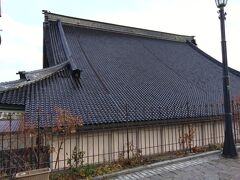 東本願寺函館別院
函館大火で大火事に遭ったので、現在の瓦は鉄製です。