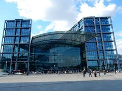 ベルリン・ブランデンブルク空港から電車でベルリン中央駅
（Berlin Hauptbahnhof） に到着。

写真は南側の出入口です。
駅前は広場「ワシントンプラッツ」になっていて直ぐ近くをシュプレー川が流れています。