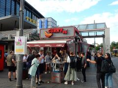 駅前にある「カリー36」です。

ベルリンのソウルフードといわれる「カリーブルスト」の名店です。