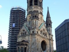 「カイザー・ヴィルヘルム記念教会」の前まで来ました。

ヴィルヘルム1世によるドイツ統一を記念して1895年に建てられました。
第2次世界大戦で破壊された姿のままで残されているそうで、尖塔部分が壊れているのがわかります。