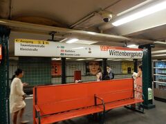 1駅隣のヴィッテンベルクプラッツ（Wittenbergplatz）駅でベルリンを東西に走るU1号線に乗り換え。
