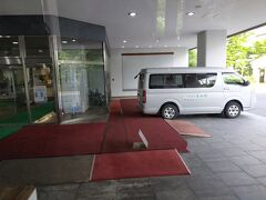 大東館の姉妹館「草津温泉ホテルリゾート」へやってきました。
駐車場はこちらの近くの駐車場に停めて、ここから往復のシャトルバスが出ています。
お風呂に入りに来るにも便利です。