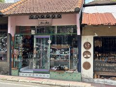 さて、奥様のお買物に付き合います。
先ずは、このお店に行くために来ているような

ジュプン・バリです。
