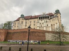 あいにくの雨…ちょっと寒いのでウィンドブレーカーを羽織りながら散策開始。
世界遺産第一号の城こと「ヴァヴェル城」を外から眺める
（時間が遅すぎて中に入れなかった泣）