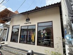 そして奥様のお気に入りのSiSiバックに向かいます。
ウブド・プンゴセカンからニュークニン方面へ曲がった所にあります。
