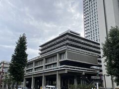 香川県庁に到着～。
「文化遺産としてのモダニズム建築20選」に庁舎建築として唯一選ばれたということで、見てみたいと思ってました。