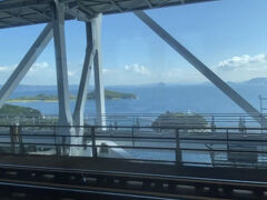 瀬戸大橋通過中～。小さな島々がキレイ。