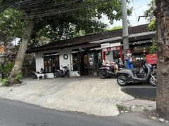 さて、遅くなりましたが本日の夕食を
ホテルの隣にある「Omiku(Hongaila)」に行きます。
