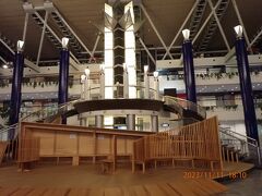 大阪府庁咲洲庁舎さきしまコスモタワーです。やたら大きな施設ですが、大阪府が何のために造ったのか疑問に思うような不思議な建物でした。