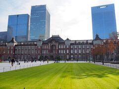 東京駅の赤レンガ駅舎を正面から撮って