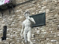 「シニョリーア広場」にある「ダヴィデ像」（原寸大のレプリカ）

「ミケランジェロ広場」のダヴィデ像に続いて２体目。今回は、時間の関係でアカデミア美術館にあるオリジナル「ダヴィデ像」にはお会いできません。
