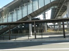 鹿児島駅です。わかりにくいですが、久々に見たブタ鼻くんです。きりしまですね。

このあと高速に乗るのでETCカードを差す際に、うちの車だと「有効期限は～～」とアナウンスされるのですが、この車はそのアナウンスがありません。差す向きがあっているのかふあ～～ん。カードの向きを違うように差すとランプがオレンジになるので、緑のランプがついているから大丈夫なんでしょうけどしんぱ～～い。ということで、料金所は有人のほうから入ることにしました。よかった。合っていた。