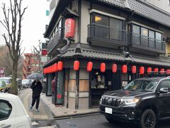 歩いて数分、いせや総本店に到着。
雨が降り始めたため、並んでる客は見えず。