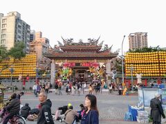 お次は台北観光で有名なパワースポット、龍山寺にやってきました。