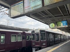 ★13：30
伊丹空港に降り立った後、近くの蛍池まで歩いて阪急電車に乗車。時間が少しあったので、いろいろ電車を乗り継いでみましたが結構新車が多くてびっくり。