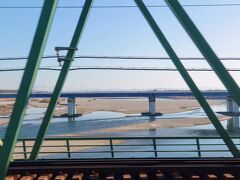 木曽川を渡ると間もなく岐阜駅…

今は進行方向に背中を向けて座っていますが、岐阜駅以降は前向きに変わりますw