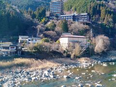 下呂駅を出発してすぐに、飛騨川を渡るところ…

川の向こうの建物は下呂観光ホテルですね(^^)