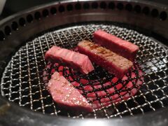 1月19日(金)【東京都渋谷区】

恵比寿の兜 奥座さんで先日12日に発表があった試験の合格祝を兼ねて2019年以来4年ぶりの新年会でした
世の中ではコロナもだいぶ落ち着いて来たようですが・・・

チャンピオン兜炙り(1人15,000円)
初菜3種 冷静佐賀牛の炙り 牛タン塩茹で 本日のサラダ 霜降タン シャトーブリアン サンチュ 霜降りカルビ 炙り野菜 石焼きビビンバor冷麺 選べるデザート

シャトーブリアン 柔らかかったですよっ！