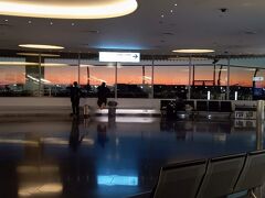 今夜は羽田空港第３ターミナル５階展望フロアで夜明かしです。
結構ステイしてる人も多く、警備員も巡回してるのでひとりでも安心。
