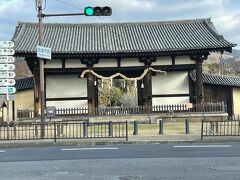 車で、般若寺を通り過ぎて、道路の正面に見えてくるのが「転害門・てがいもん」です。（車中から撮影）