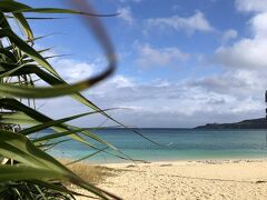 天気が良くなったので、宿から坂を下ってウッパマビーチへ。

南国の海の色だー。