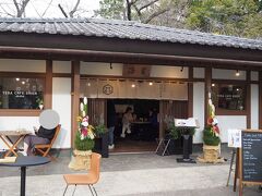 「TERA CAFE SHIEN ～ZOJOJI～」

境内にはお洒落なカフェがあります。
席がいっぱいだったので、、